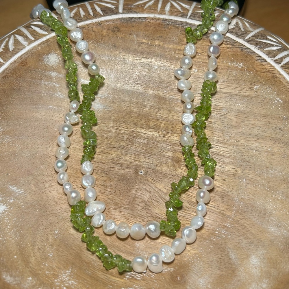 NWOT Genuine White Pearls & Green Peridot Chip Infinity Wrap Necklace
